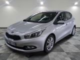 la voiture argentée est garée sur un sol en damier dans le garage