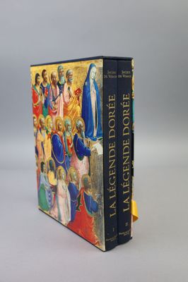 un livre sur lequel figure la photo d'un groupe de personnes