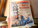 un livre posé au sommet d'une pile de livres