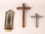 deux croix et un crucifix en bois sur un fond blanc