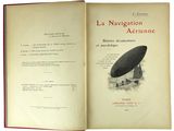 un livre ouvert sur lequel figure l'image d'un satellite