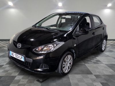 la photo d'une voiture noire garée dans un garage