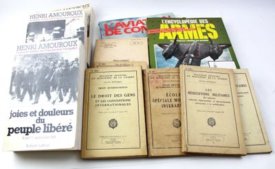 Ensemble de livres à sujets militaires divers.