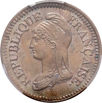 gros plan d'une pièce de monnaie sur laquelle figure une tête de femme