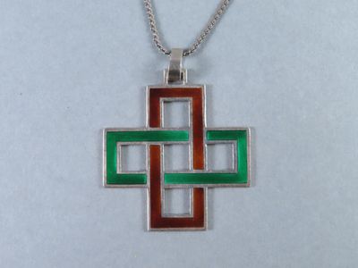 Gros plan sur un collier orné d'une croix