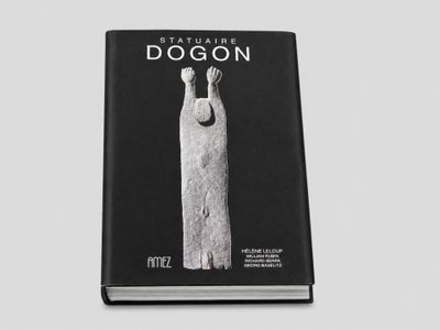 une photo en noir et blanc d'un livre sur lequel figure le dessin d'une femme