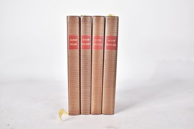 trois livres superposés sur une surface blanche