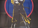 L'affiche du film « Dick Tracy » est accrochée au mur.