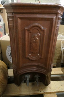 une armoire en bois posée sur une palette