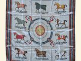 une photo d'un foulard carré orné de chevaux