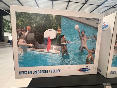 deux images représentant des personnes jouant au basket dans une piscine