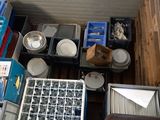 beaucoup de cartons et de bacs posés par terre