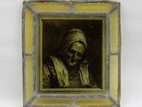 une vieille photo d'une femme portant un turban, dans un cadre en vitrail
