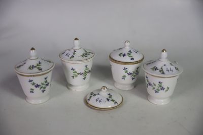 quatre pièces de porcelaine blanche et bleue ornées de fleurs