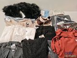 un tas de vêtements et d'autres objets posés sur une table