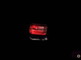 un feu rouge à l'arrière d'une voiture dans l'obscurité