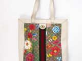 un gros plan d'un sac à main orné de fleurs