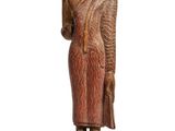 une image représentant une statue en bois d'une personne tenant un livre