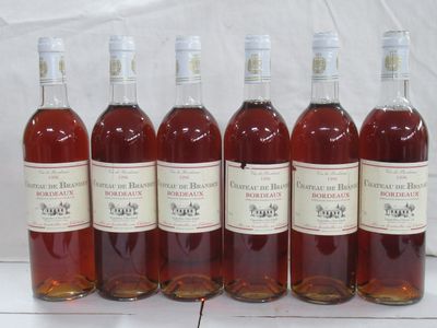 six bouteilles de vin sont alignées sur une table