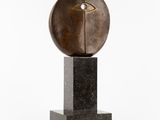 une image représentant une sculpture représentant une sphère posée sur un socle