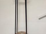 un porte-manteau surmonté d'un panier