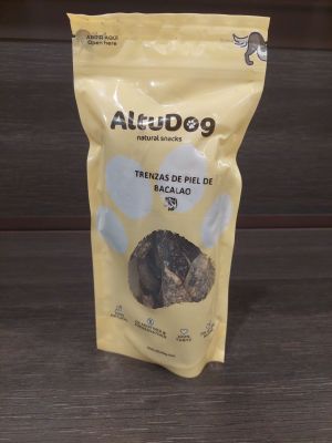un sac de friandises pour chien posé sur un banc