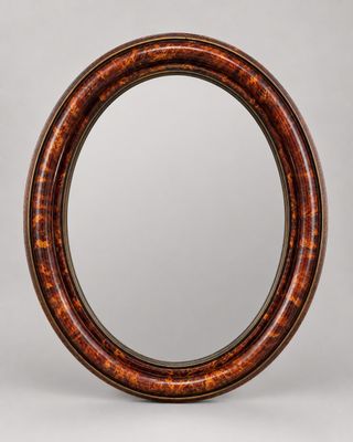 un miroir rond avec un cadre en bois sur fond gris