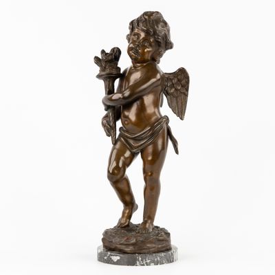 une image représentant une statue en bronze de Cupidon tenant une fleur