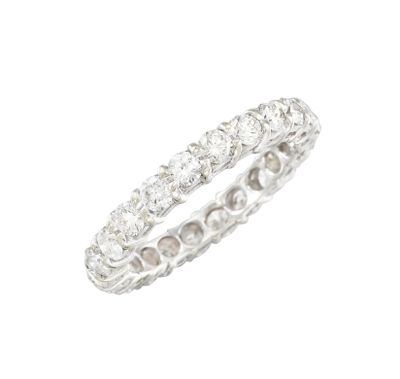 gros plan d'une bague en diamant sur fond blanc