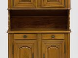 un meuble en bois avec deux portes et deux tiroirs