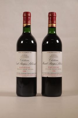 deux bouteilles de vin rouge posées l'une à côté de l'autre sur une table
