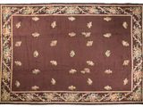 un tapis marron orné d'un motif floral
