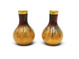 deux vases bruns posés l'un à côté de l'autre sur une surface blanche