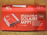 une image représentant une boîte rouge sur laquelle figure l'image d'un MPPT carré