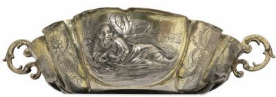 une assiette ancienne en argent sur laquelle figure, au centre, l'image d'une femme et d'un enfant