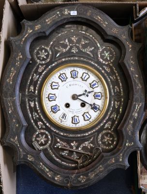 une boîte posée par terre, avec une horloge à l'intérieur