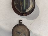 deux horloges accrochées au mur