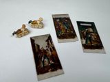 trois figurines représentant des personnes, posées sur une table