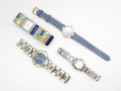 trois montres et un bracelet de montre sont posés sur une surface blanche