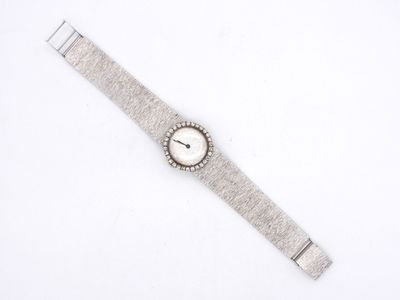 une image d'une montre-bracelet sur une surface blanche avec un fond blanc