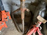 une pile d'outils posés sur le sol