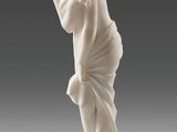 l'image d'une statue de femme avec une serviette sur la tête