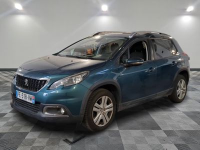 la voiture bleue est garée sur un sol en damier dans le garage