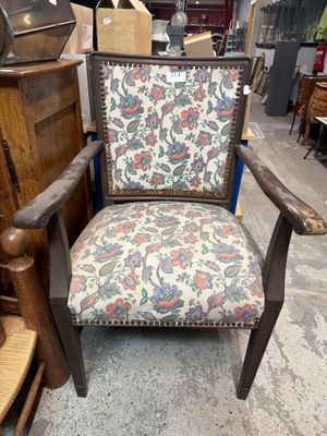 une image représentant une chaise dont l'assise est recouverte d'un tissu à motifs floraux