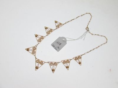 gros plan d'un collier sur une surface blanche avec une étiquette de prix