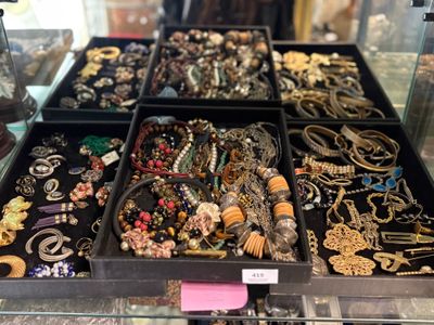 de nombreux types de bijoux exposés dans une vitrine