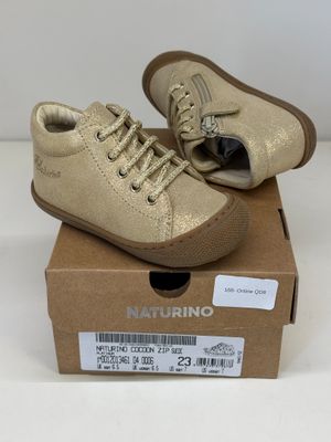 un gros plan sur une paire de chaussures de bébé dans une boîte