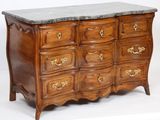 une commode au plateau en marbre, dotée de nombreux tiroirs