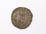 Gros plan sur une pièce de monnaie portant des armoiries
