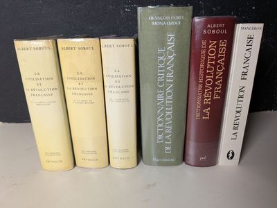 plusieurs livres sont alignés sur une table